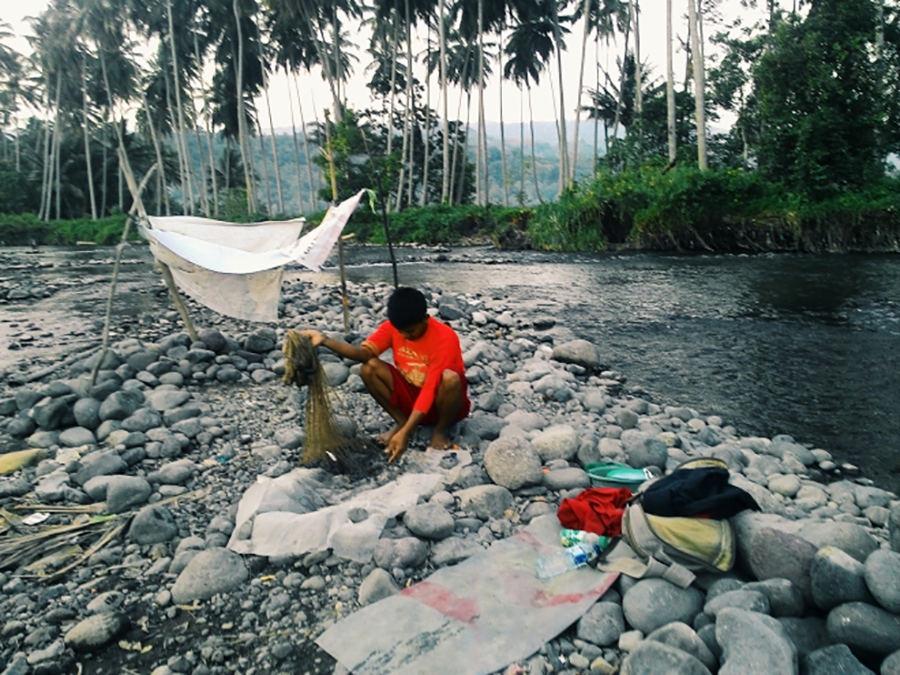 Menjaring Ikan Di Muara Sumpur