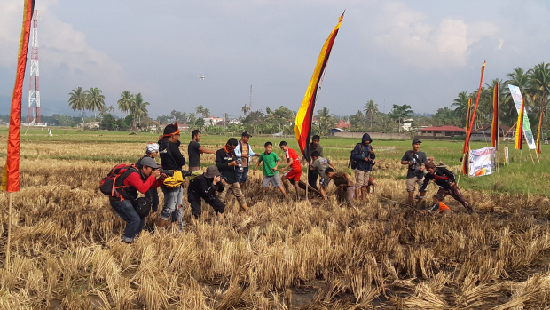 Basikakeh Roda Basi di Sawah Solok