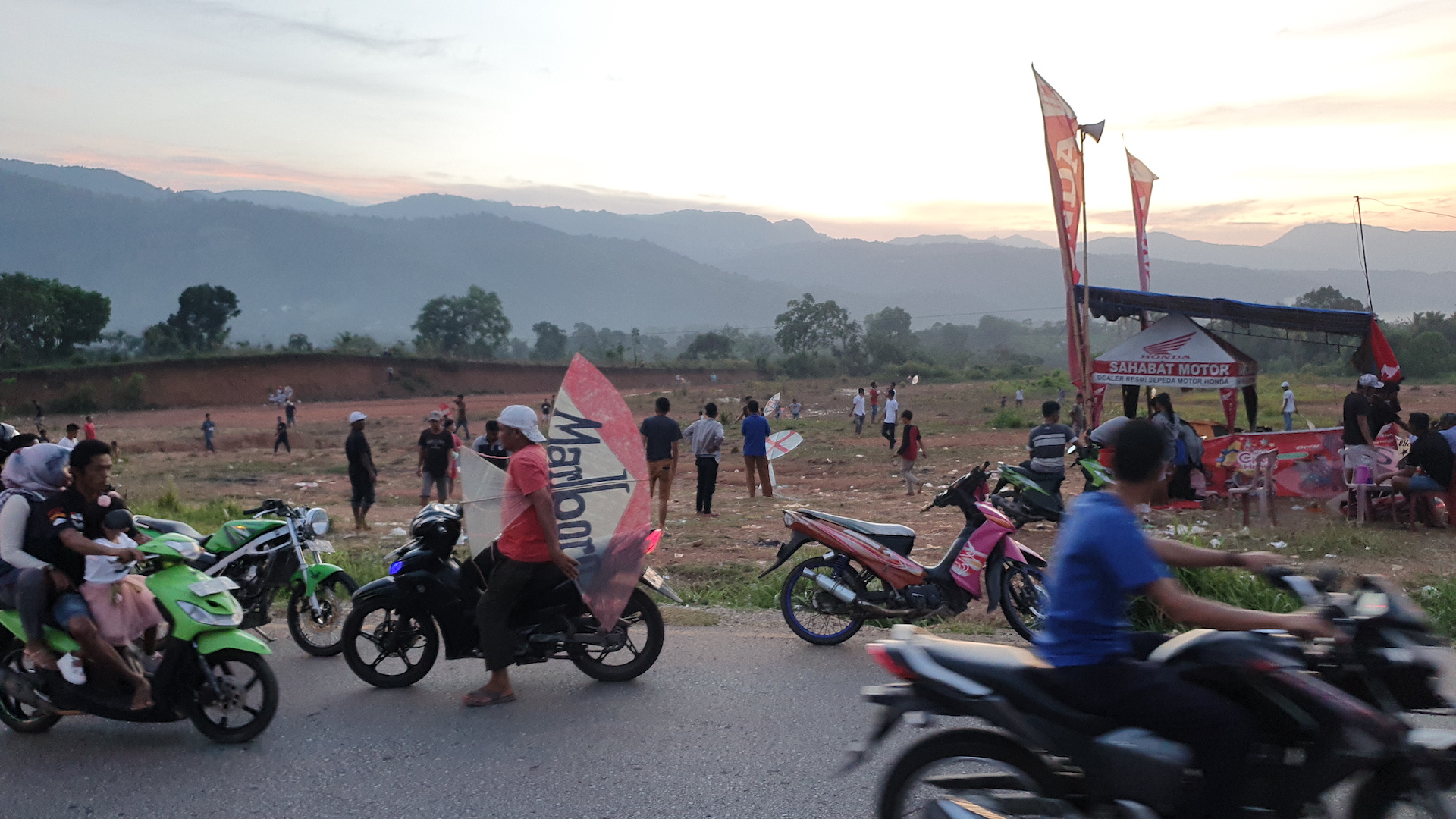 Landik, Sebuah Perlombaan Layangan